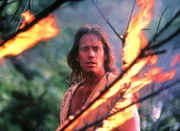 Hercules (Kevin Sorbo) sucht in der brennenden Landschaft nach Serena, der goldenen Hirschkuh.
