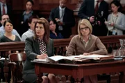 Hat Lena Olson (Amy Seimetz, r.) ihren Geliebten kaltblütig ermordet? Rechtsanwältin Minonna Efron (Nia Vardalos) nimmt sich deren Fall an.