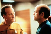 Commander Barclay (Dwight Schultz, l.) und der Doktor (Robert Picardo, r.) überlegen wieder einmal, wie sie die Voyager am schnellsten nach Hause bringen können.