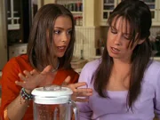 Phoebe (Alyssa Milano, l.) und Piper (Holly Marie Combs, r.) brauen einen Trank, der dem Teufel Masselin den Appetit auf hübsche Mädchen verderben soll ...