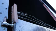 Tor mit Stacheldraht