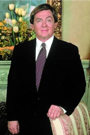 Butler Niles (Daniel Davis).