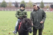 Daniel (Alexander Türk, l.) genießt den Tag am Gestüt. Stallmeister Hans (Mike Maas, r.) lässt ihn sogar auf einem Pony reiten.