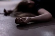 Der Körper einer toten Person liegt auf dem Boden