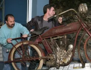 Frank Fritz (l.) und Mike Wolfe suchen in Müllcontainern, Garagen und verlassenen Häuser nach zurückgelassenen oder längst vergessenen Objekten, die sich zu Geld machen lassen.