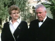 Jessica (Angela Lansbury) und Seth (William Windom) erweisen der Verstorbenen auf der Beerdigung die letzte Ehre.