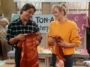 Um die Haushaltskasse aufzubessern, verkaufen Angela (Judith Light, r.) und Tony (Tony Danza, l.) T-Shirts auf einem Flohmarkt.