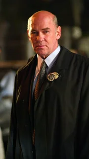 Agent Jack Hammond (Mitch Pileggi) ermittelt in einem Mordfall. In Manhattan wurde die Leiche einer jungen Frau entdeckt.