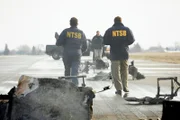 Mitarbeiter der Nationalen Behörde für Transportsicherheit untersuchen einen Flugzeugabsturz am Quincy Regional Airport in Illinois. (Reenactment)