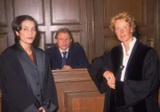 Staatsanwältin Glaser (Britta Schmeling) versucht die Argumentation der Verteidigerin (Meral Perin, l.) vor Gericht zu wiederlegen und Watzler (Konstantin Graudus) Schuld zu beweisen.