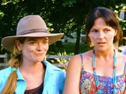 Fiona (Michelle Langstone, r.) kehrt aus den Flitterwochen zurück und sieht sich mit Sandra (Inge Hornstra) konfrontiert, die in ihrer Abwesenheit das Kommando auf Killarney übernommen hat.