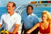 C.J. Parker (Pamela Anderson, r.), Garner (Greg Alan Williams, M.) und Newman (Michael Newman, l.) suchen fieberhaft nach dem Boot, auf dem Mitch gefangengehalten wird...