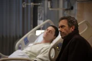 Feingefühl war noch nie Houses (Hugh Laurie, r.) Stärke. Doch selbst er weiß, dass Driscoll (Sasha Roiz, l.) seinen Sohn selbst aufklären muss ...