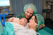Tobias (Patrick Müller) und Vivien (Sharon Berlinghoff) sind überwältigt, als sie ihr Baby Leo in den Armen halten.   +++
