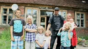 Zimmermann Sven und die gelernte Altenpflegerin Nanette kauften sich vor zwei Jahren ein Pfarrhaus aus dem Jahre 1300 für den Schnäppchenpreis von 17.000 Euro. Seither leben sie mit ihren sechs Kindern auf einer halben Baustelle.