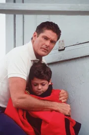 Mitch (David Hasselhoff, l.) will Tanner (Cameron Finley, r.) helfen, von dessen gewalttätigem Vater Blake loszukommen.