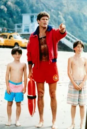 Mitch (David Hasselhoff, M.) hat sich mit den beiden Brüdern Bobby (Chad Powers, l.) und Chuck (Spencer Vrooman, r.) angefreundet und zeigt ihnen die gefahrlosen Badezonen am Strand. Da die Jungen zum ersten Mal im Meer baden, passt Mitch besonders auf sie auf. Doch dann wird seine Aufmerksamkeit durch einen Surfer abgelenkt...