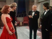 Mona (Katherine Helmond, l.), Angela (Judith Light, 2.v.l.) und Tony (Tony Danza, r.) unterhalten sich mit Frank Sinatra (Frank Sinatra).