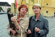Ann Miller und Julia finden Millers Elternhaus (v.li.: Bibiana Zeller, Christiane Hörbiger).