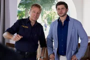 Polizist Mohr (Max Müller, l.) begleitet den Zeugen Peter Salbert (Sebastian Fritz, r.) zur Befragung.