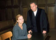 Oberstaatsanwalt Lotze (Henry van Lyck) nimmt Doris Kerschke (Edda Leesch) bei dem Prozess ins Verhör.
