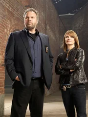 L-R: Detective Robert Goren (Vincent D'onofrio), Detective Alexandra Eames (Kathryn Erbe)