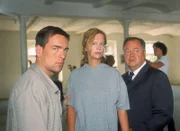 Doris Kerschke (Edda Leesch) wird von den Kommissaren Bonhoff (Wolfgang Krewe, li.) und Kehler (Wolfgang Bathke) vorläufig festgenommen, sie bestreitet jedoch die Morde.