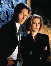 Befassen sich mit der Aufklärung ungewöhnlicher Ereignisse, den so genannten X-Akten: Die FBI-Agenten Fox Mulder (David Duchovny, l.) und Dana Scully (Gillian Anderson, r.) ...