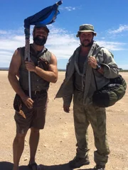 L-R: Matt und Joe mit den Ressourcen, die sie in Namibia gefunden haben.