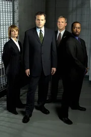 Von links: Detective Eames (Kathryn Erbe), Detective Goren (Vincent D'Onofrio), Captain Deakins (Jamey Sheridan) und Ron Carver (Courtney B. Vance) ermitteln in einem Mordfall.
