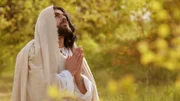 SRF school  Weltreligionen – Christentum  Nachgestellte Szene: Jesus betend auf einem Feld    Copyright: SRF/Go Button Media