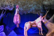 Weltkulturerbe im Weltkulturerbe. Die Technik des Spiels im Marionettentheater Schönbrunn ist so speziell, dass sie 2016 von der UNESCO in die Liste des immateriellen Weltkulturerbes aufgenommen wurde.