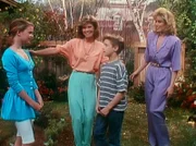 Angela (Judith Light, r.) und Jonathan (Danny Pintauro) begrüßen die neue Nachbarin Pam (Leah Ayres, 2.v.l.) und ihre Tochter Heather (Heather Tom, l.).