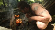 Tommy arbeitet am Feuer.
