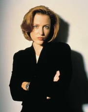 (5. Staffel) - FBI-Agentin Dana Scully (Gillian Anderson) gerät mehr und mehr in den Sog von Vorgängen, die auf natürliche Weise nicht zu erklären sind.