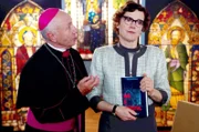 Schwester Hildegard (Andrea Sihler, r.) zeigt Bischof Rossbauer (Horst Sachtleben, l.) ihren Krimi. Sie macht keinen glücklichen Eindruck.