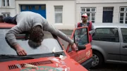 In der Lübecker Altstadt ist ein Mann aus dem Fenster gestoßen worden und landet auf dem Auto eines Fast-Food-Lieferanten (mit Komparsen).