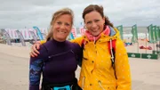 Kitesurfer lieben den Wind und die Wellen von Sylt. Anne Willmes (r) trifft Sonja Bunte, die ihr Hobby zum Beruf gemacht hat, beim Kitesurf World Cup am Strand von Westerland.