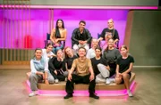 Neun der 19 Ausnahmetalente treffen sich zur 1.Castingrunde: Nerea, Emma, Aleya, Tessa, Linn, Leonie, Jule, Lee und Toni wollen ihr Bestes in den Einzelperformances zeigen. Die Jury (hinten) mit Ivana, MYLE und Sarah ist gespannt.