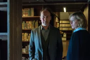 Joe (Ulrich Noethen) und Frau Groth (Kirsten Block) betreten die Bibliothek.