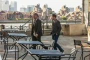 Sherlock Holmes (Jonny Lee Miller, r.) wird von einem früheren Kollegen bei Scotland Yard nach London gerufen, um beim Auffinden von Lestrade (Sean Pertwee, l.) zu helfen, des Polizeibeamten, mit dem Holmes damals in London zusammengearbeitet hat ...