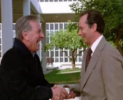 Quincy (Jack Klugman, l.) und Rechtsanwalt Frank (Allan Miller) freuen sich, da sie dem Bundesstaatsanwalt St. Johns ein Schnippchen geschlagen haben.