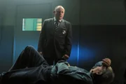 Captain Jim Brass (Paul Guilfoyle) sucht den inhaftierten ehemaligen Undersheriff McKeen (Conor O'Farrell, lieg.) im Gefängnis auf.