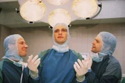 Dr. Schmidt (Walter Sittler, M.) lässt sich gerne von seinen Assistenten (Roland Jankowsky, l., Alexander Schottky) für sein medizinisches Können bewundern.