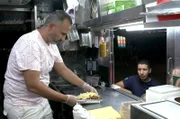 Wie Mohammed Afifi (li.) versuchen viele Immigranten in New York, ihren Foodtruck-Traum zu verwirklichen.