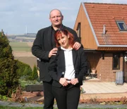 Katrin (37) und Carsten (50) leben mit ihrer Patchwork-Familie in einem schönen großen HausKatrin (37) und Carsten (50) leben mit ihrer Patchwork-Familie in einem schĂ¶nen groüen Haus