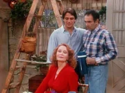 Mona (Katherine Helmond, l.) hält Tony (Tony Danza, M.) und Bert (E. Brian Dean, r.) von der Arbeit ab.