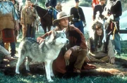 Immer wieder muss Byron Sully (Joe Lando, vorne l.) seinen indianischen Freunden beistehen, weil Colonel Chivington nach jedweden Gelegenheiten sucht, Krieg gegen die Cheyenne und ihren Häuptling Black Kettle (Nick Ramus, vorne r.) zu führen ...