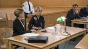 Alicia (Ursula Karven, l.) vertritt als Anwältin vor Gericht ihre Mutter Jackie (Judy Winter, M.) gegenüber dem Staatsanwalt John Stirling  (Christian Erdmann, r.), der gleichzeitig Alicias Verlobter ist.