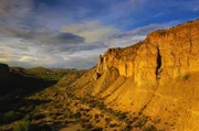 Die Wüste von Tabernas, in der Nähe der Sierra Nevada gelegen, war einst vom Meer bedeckt und beherbergt heute geologische Formationen, die von ihrer Geschichte zeugen, darunter Canyons und Badlands.